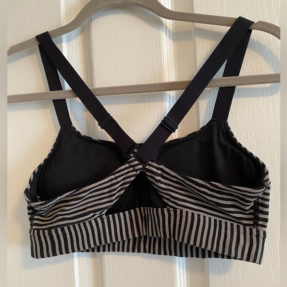 Under Armour Sports bra size small - Picture 2 of 2